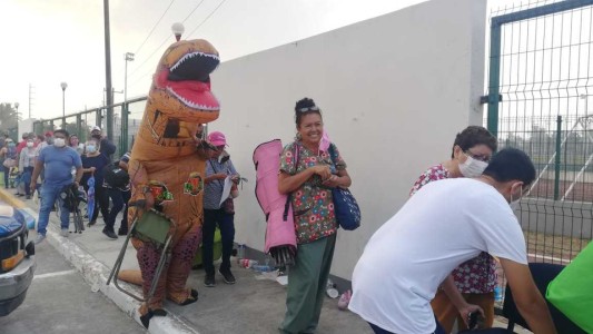 Se disfrazó de dinosaurio para acompañar a su madre a vacunarse contra el coronavirus