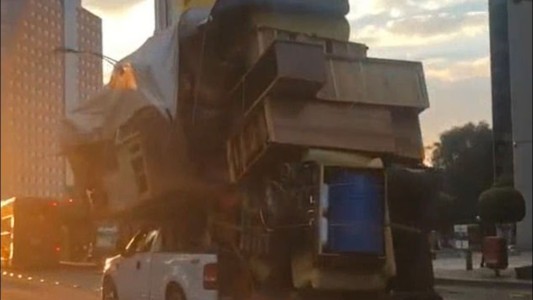 Increíble: mudan una casa entera en una pequeña camioneta