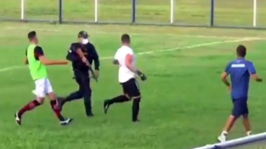 Caos en un partido de fútbol de Brasil: la Policía intentó controlar un tumulto en la cancha y disparó donde estaban los jugadores