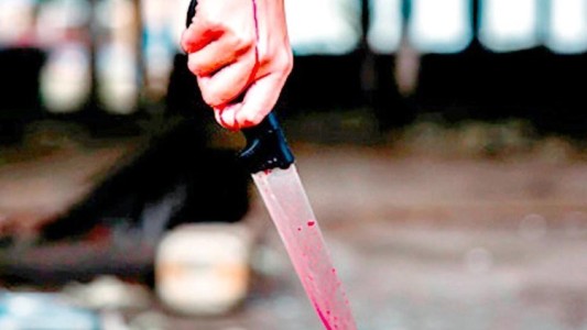 Le golpeó la puerta haciéndose pasar por un amigo, lo apuñaló y está grave