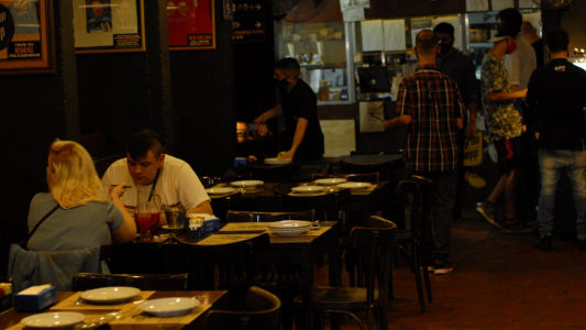 Controlan el cumplimiento de protocolos en bares de Santa Fe y Rosario