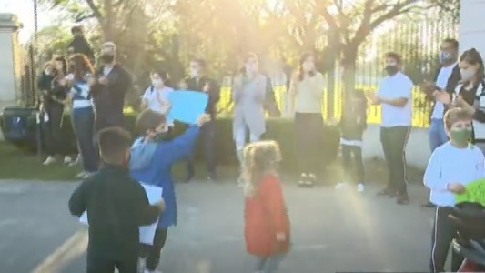 Abrazo simbólico en escuela en Llavallol en reclamo de clases presenciales