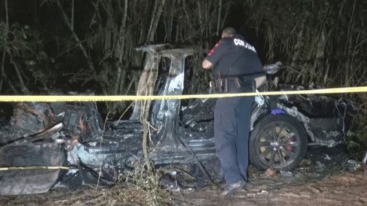 Un accidente de un auto Tesla “sin nadie al volante” dejó dos muertos en EE.UU.