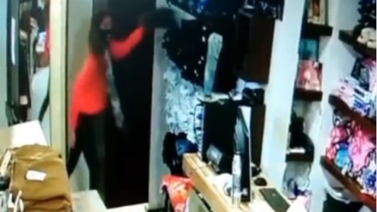Cambio de ropa, mismo accionar: una mechera volvió a robar en plena peatonal