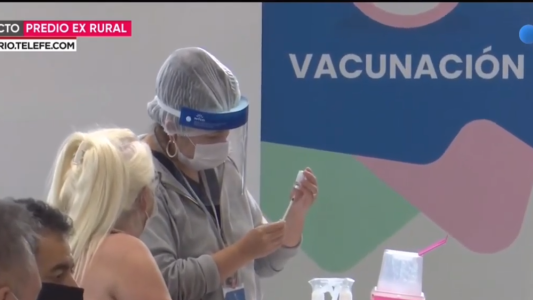 Ya vacunan a personas menores de 70 años