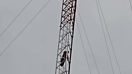 Tensión en Oliveros: paciente psiquiátrico trepó a una antena de 50 metros de altura