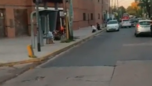 Video estremecedor: familiares de pacientes con coronavirus rezan en la puerta de una clínica de Munro