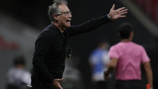 Renunció Holan: el presidente de Santos apuntó al "hostigamiento" de hinchas al DT