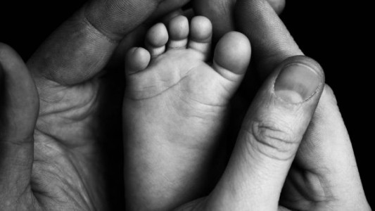 El "milagro" de la beba que creció fuera del útero de la madre