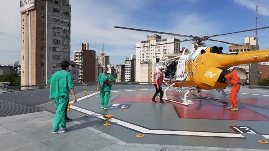 Cayó de un tractor en movimiento y lo rescataron debajo de las ruedas