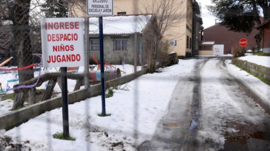Suspendieron las clases presenciales en Bariloche y limitaron la circulación ante el colapso sanitario