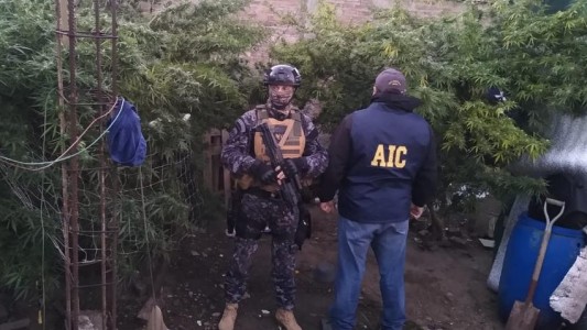 Dos detenidos y secuestro de droga valuada en 2 millones de pesos.