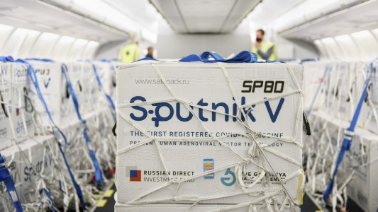 Vacunas: partió otro avión a Rusia y hoy llegan un millón de dosis de China