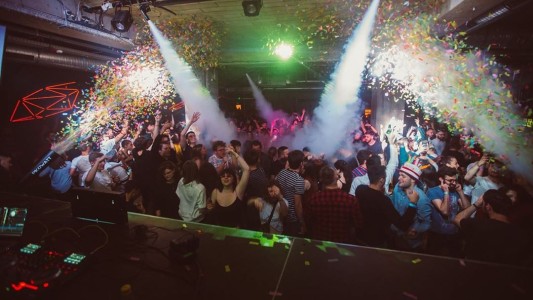 Sin barbijos ni distancia social: abren a prueba el primer boliche sin restricciones en el Reino Unido