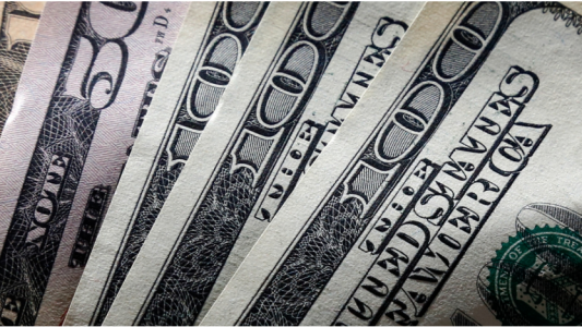 El blue volvió a bajar, pero cerró el mes con un avance acumulado de $9