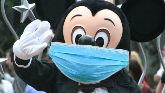 Disneyland reabre sus puertas en California, pero Mickey Mouse no abraza a los visitantes