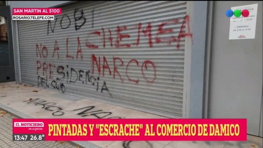 Pintaron y escracharon el frente del local comercial de Cristian D'amico