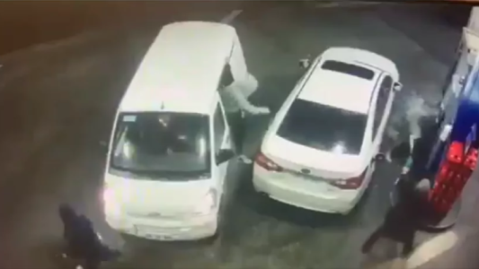 VIDEO: a manguerazo limpio, roció con nafta a los delincuentes y evitó un robo