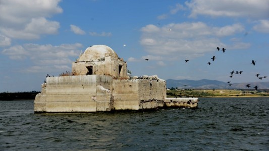 Una iglesia antigua emergió de las aguas a causa de la sequía en México