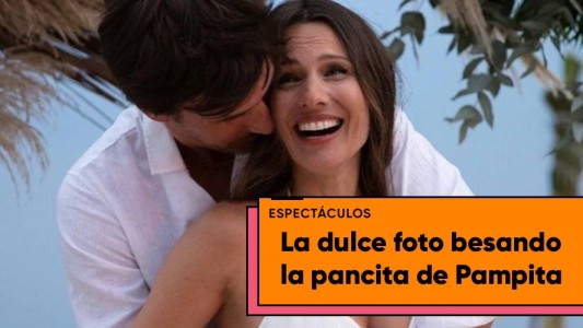 La tierna imagen de Pampita y Roberto García Moritán en la dulce espera