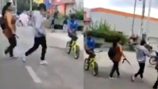 Video: la mamá que sacó a cinturonazos a su hijo de las protestas en Colombia