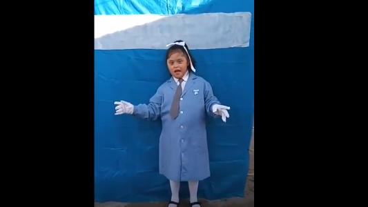 Una nena cantó el Himno Nacional en lengua de señas durante un acto virtual