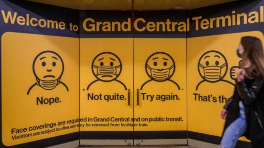 Estados Unidos permitirá a las personas vacunadas no utilizar barbijo en espacios interiores