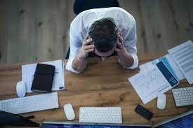 Trabajar más de 55 horas semanales aumenta el riesgo de muerte, según la OMS