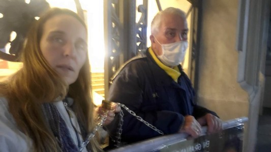 Se encadenó en Gobernación tras la fuga de preso condenado por matar a su hermano