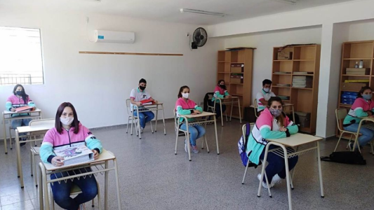 Perotti anunciará suspensión de clases presenciales, cierre de bares y más restricciones