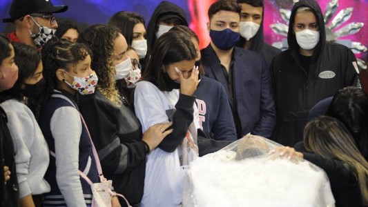 El duro discurso de la viuda de MC Kevin en el multitudinario velorio del cantante brasileño