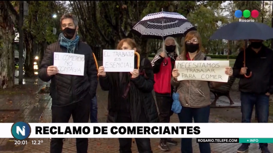 Un grupo de comerciantes protestó por el cierre y exigió que los dejen de trabajar