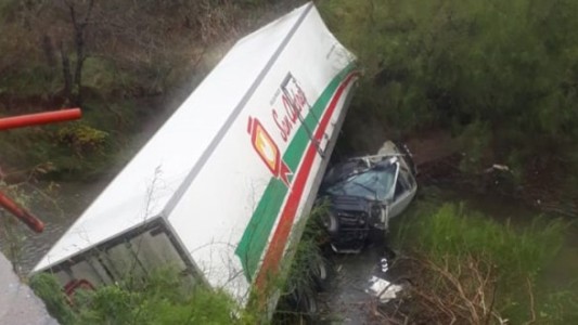 Increíble: cayó con el camión desde un puente al arroyo San Lorenzo y salió ileso