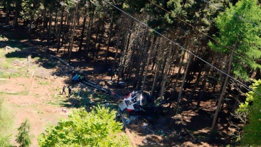 Al menos trece muertos y dos heridos graves al caer un teleférico en Italia
