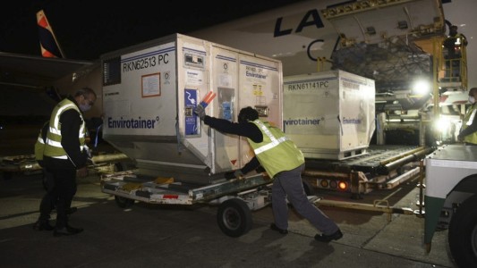 Llegaron más de 1,4 millones de vacunas de AstraZeneca y Sputnik V