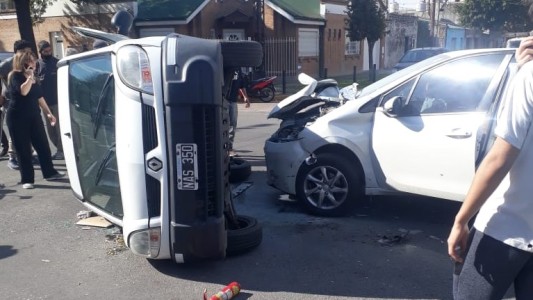 Otro espectacular choque y vuelco en una esquina con alta siniestrabilidad