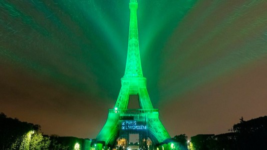 Un verdadero espectáculo: la Torre Eiffel se iluminó con electricidad generada por hidrógeno