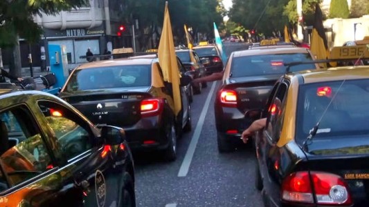 Taxistas realizaron un bocinazo para pedir que los vacunen tras la muerte de otro chofer por Coronavirus