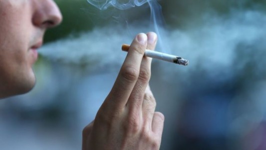 El cigarrillo y el Covid: "Las personas que fuman tienen más riesgos de enfermarse"