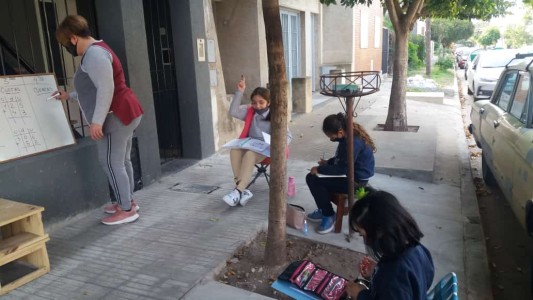 Docente presencial: empezó a dar clases en la vereda para chicos de barrio La Guardia