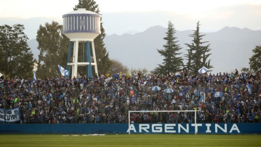 Escándalo en Mendoza: los hinchas de Godoy Cruz entraron a la cancha a celebrar el centenario del club