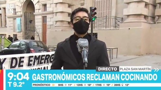 Gastronómicos reclamaron cocinando en la calle para personas vulnerables