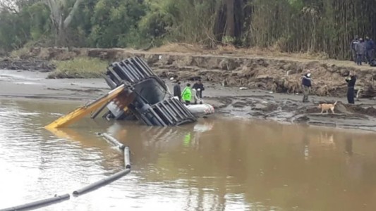 Video: municipio compró una excavadora y en menos de 24 horas se hundió en el río