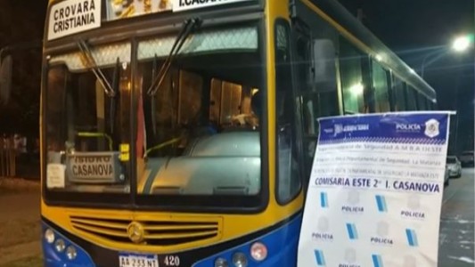 En Buenos Aires: subieron a un colectivo con una cuchilla y asaltaron a todos los pasajeros