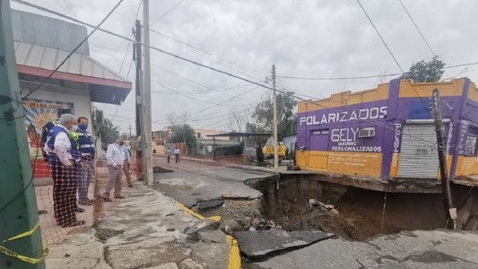 Se produjo un nuevo socavón en plena calle de México