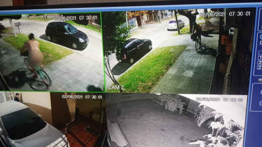 Salió de su casa y se encontró una situación insólita: un hombre desnudo paseando en bicicleta