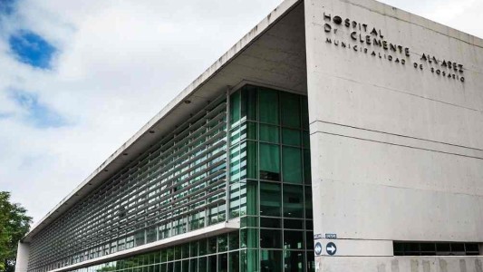 Caminaba por la calle con su novia en zona sur y le pegaron un tiro desde un auto