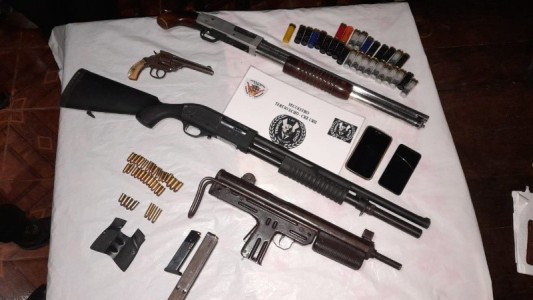 Encontraron un arsenal armamentístico dentro de una casa