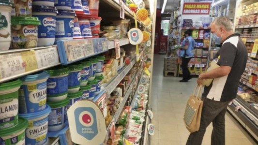 Pelea contra la inflación: preparan canasta de 120 artículos a precios congelados hasta diciembre