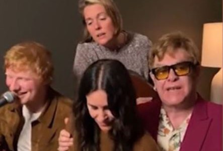 Video: Ed Sheeran, Elton John, Courteney Cox y Brandi Carlile cantaron “Tiny Dancer”